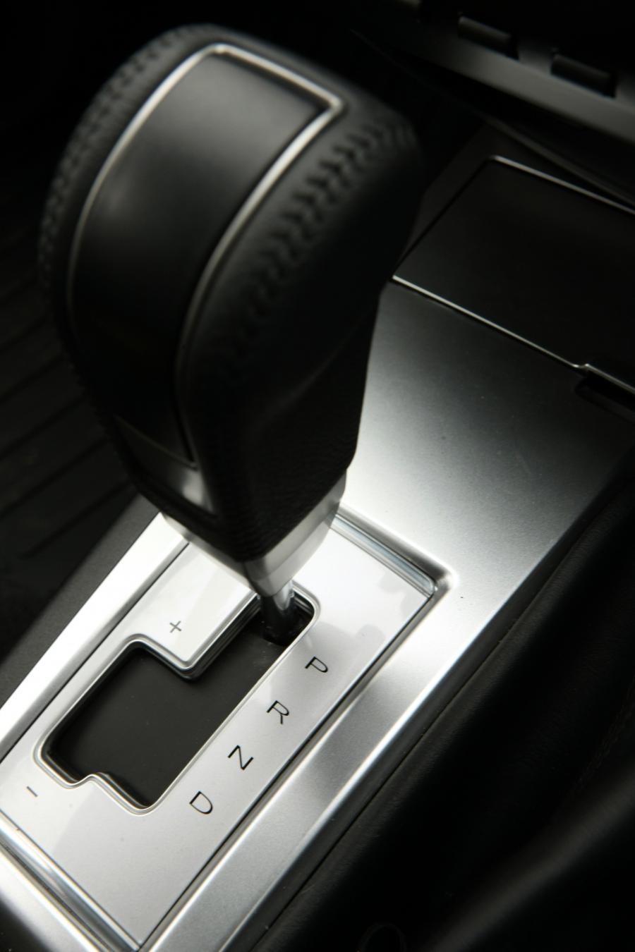 Детали интерьера Mitsubishi L200 Black Barbarian 2012 года  (UK) (фото 21 из 68)